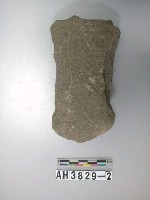 藏品(中型淺腰舌刃打製石斧)的圖片